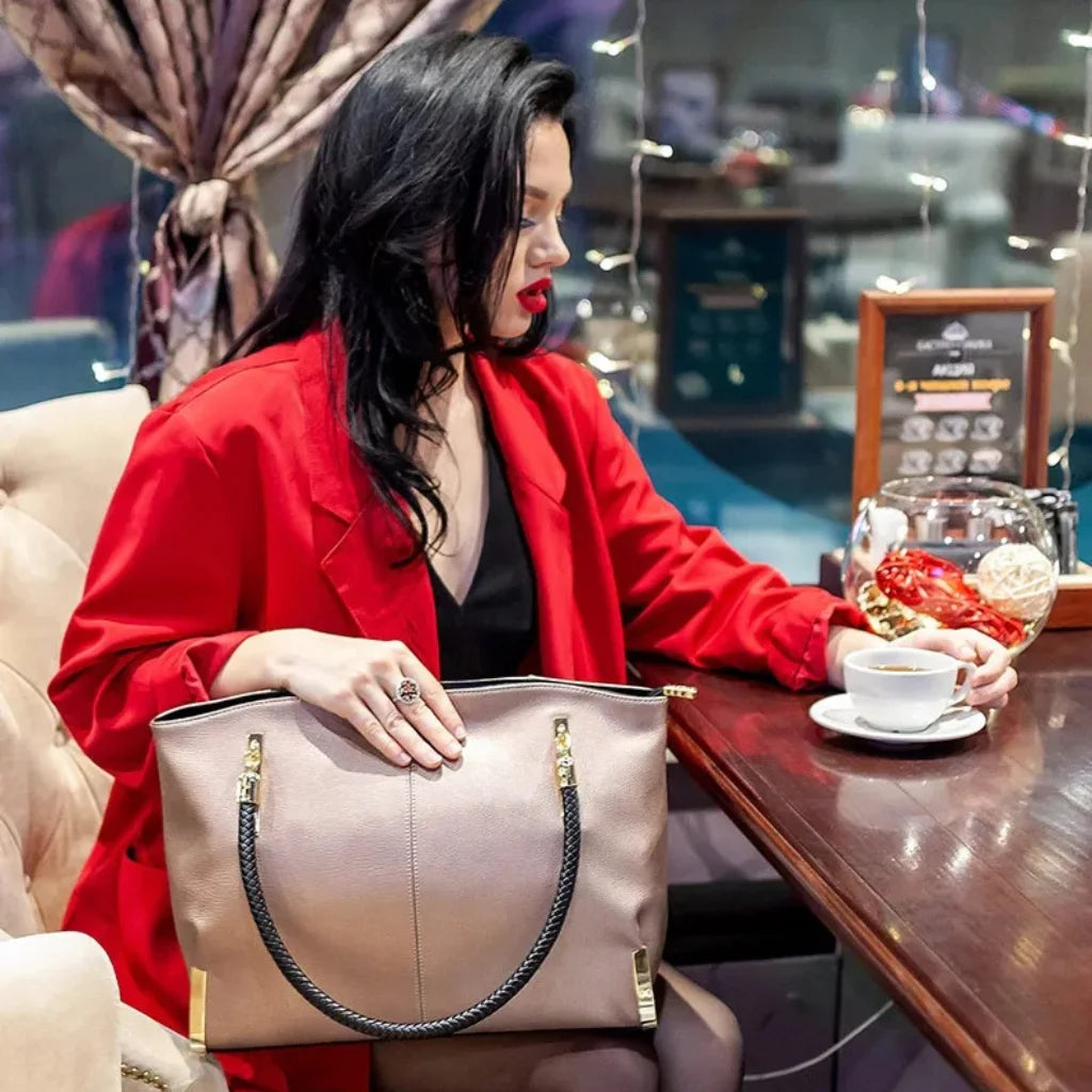 BOLSA FEMININA EM COURO LEGÍTIMO FOXER MODELO VELLUTO  GRAY