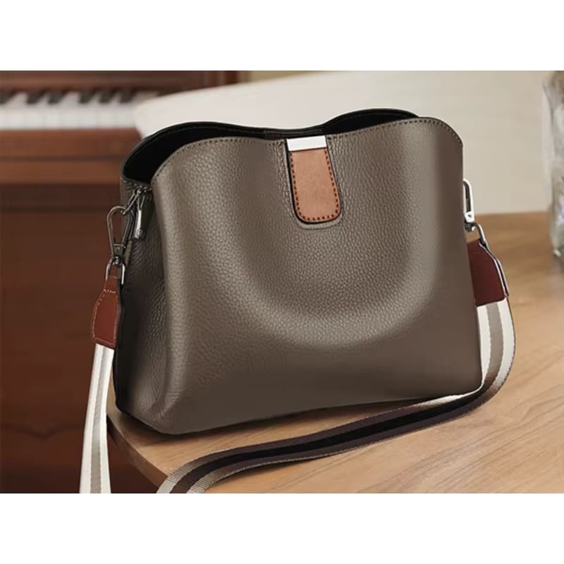 BOLSA FEMININA EM COURO TRANSVERSAL FOXER MODELO DAUPHINE BROWN