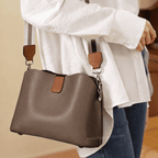 BOLSA FEMININA EM COURO TRANSVERSAL FOXER MODELO DAUPHINE BROWN
