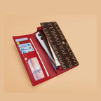 CARTEIRA FEMININA FEITA EM COURO MODELO LONG MONOGRAM ÉLEGANCE -LINHA WILLIAM POLLO