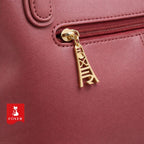 Detalhe do fechamento em zíper da bolsa FOXER