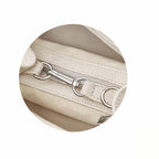 Detalhe do fechamento e acabamento premium da bolsa FOXER Lorane White