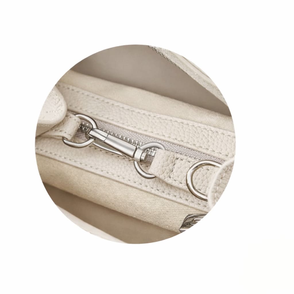 Detalhe do fechamento e acabamento premium da bolsa FOXER Lorane White