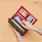 CARTEIRA FEMININA FEITA EM COURO MODELO LONG MONOGRAM ÉLEGANCE -LINHA WILLIAM POLLO