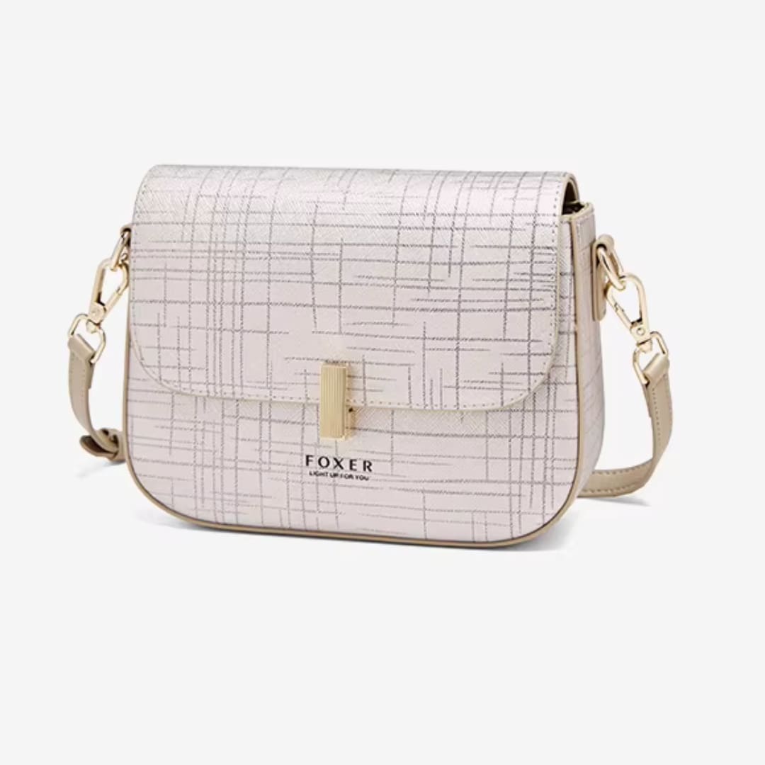 Detalhe do couro genuíno e acabamento premium da bolsa FOXER Éclat Saddle