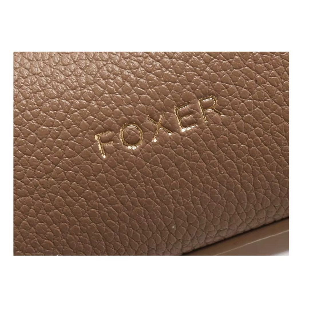 nome da marca estampada no couro da bolsa foxer  bolsa ravelle beige 