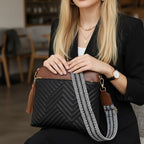 Bolsa feminina FOXER Althea Black sendo usada