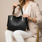 Bolsa feminina preta sofisticada sendo usada