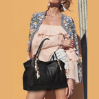 bolsa-Foxer Majesté Black sendo usada por modelo