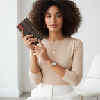 CARTEIRA FEMININA FEITA EM COURO MODELO LONG MONOGRAM ÉLEGANCE -LINHA WILLIAM POLLO