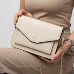 BOLSA FEMININA TYRANSVERSAL FOXER FEITA EM COURO REFINADO MODELO ARVELLE